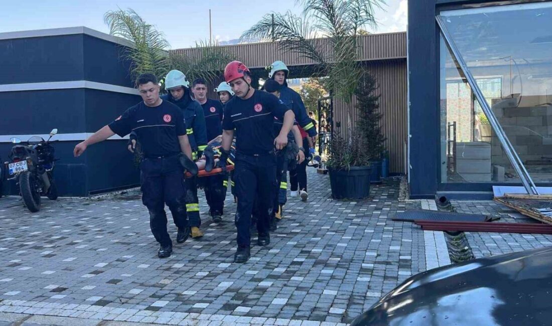 Antalya’nın Alanya ilçesinde bir sitede bulunan dairenin asma tavanının çökmesi