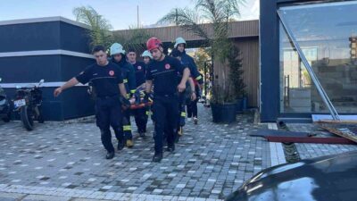 Antalya’nın Alanya ilçesinde bir sitede bulunan dairenin asma tavanının çökmesi