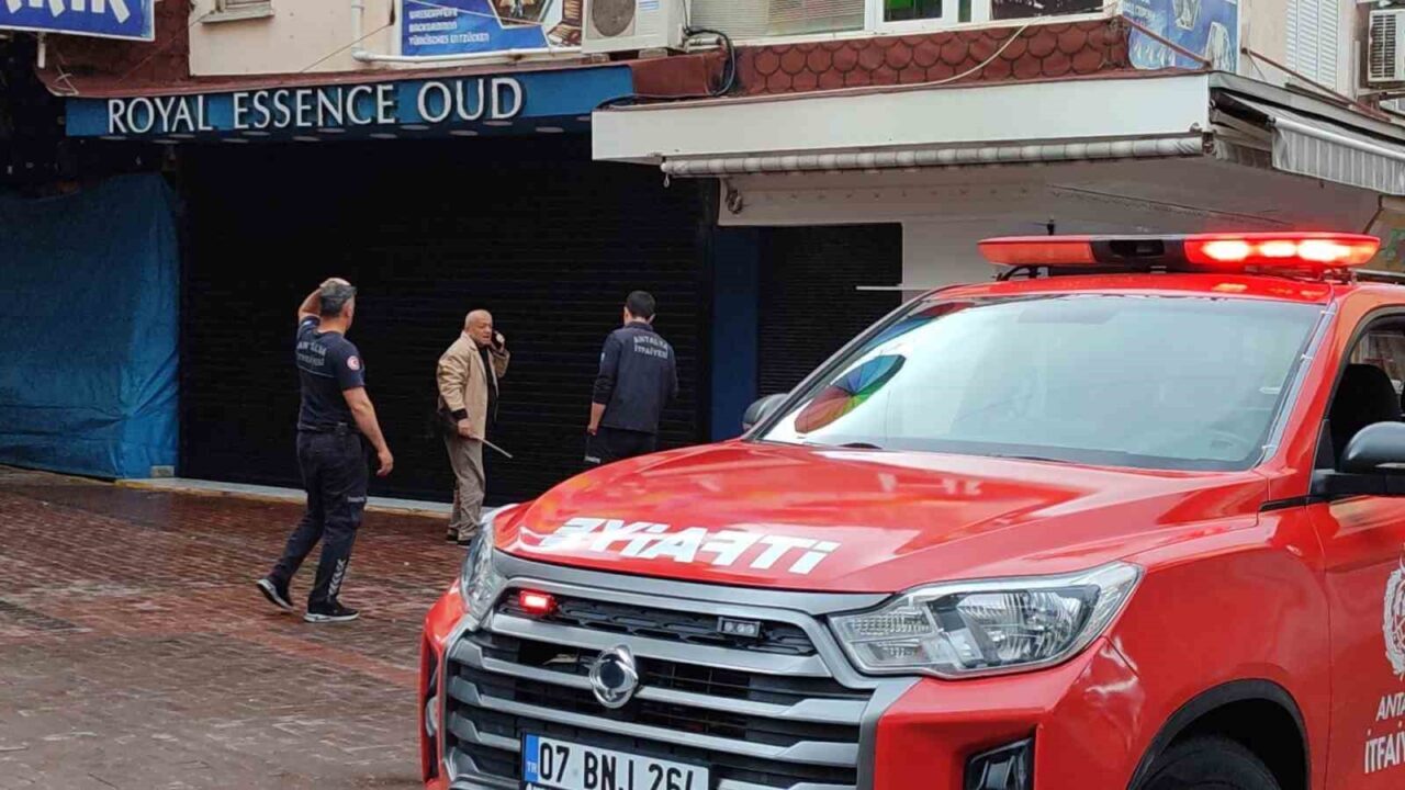 Antalya’nın Alanya ilçesinde bir iş yerinin giriş kısmında bulunan elektrik