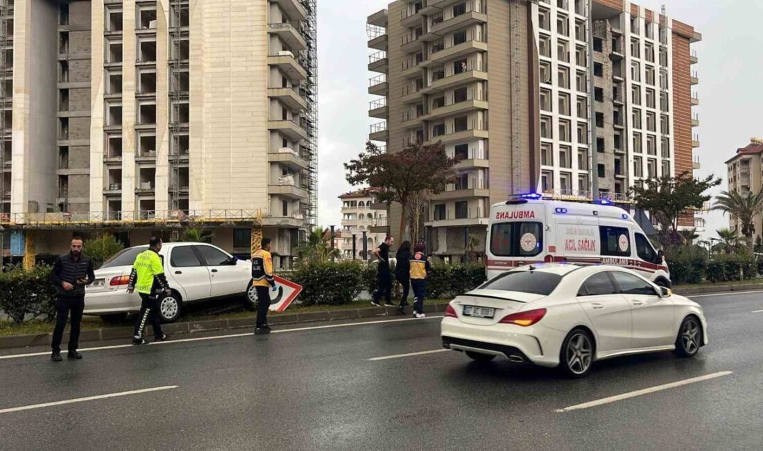 Antalya’nın Alanya ilçesinde kontrolden çıkan otomobil refüje çıktı. Sürücü kazayı