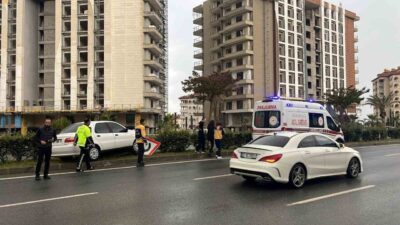 Antalya’nın Alanya ilçesinde kontrolden çıkan otomobil refüje çıktı. Sürücü kazayı