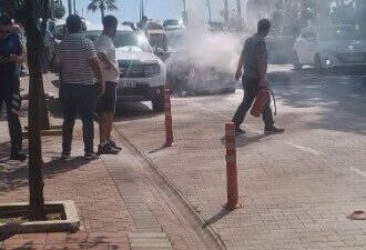 Antalya’nın Alanya ilçesinde seyir halindeki bir otomobilde çıkan yangın, çevrede