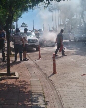 Antalya’nın Alanya ilçesinde seyir halindeki bir otomobilde çıkan yangın, çevrede