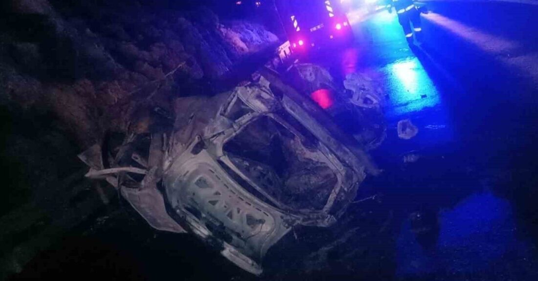 Antalya’nın Alanya ilçesinde kontrolden çıkarak takla atan otomobilin alev alması