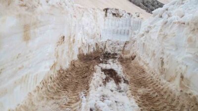 Alanya Belediyesi, karla kaplı yayla yollarında ulaşımın aksamaması için çalışmalarını