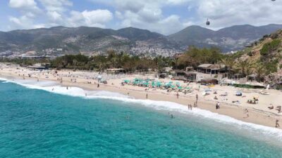Antalya’da yaz havasının hakim olduğu Alanya ilçesinde güneşli havayı fırsat