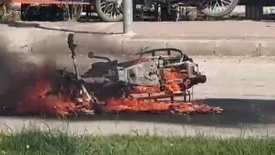 Adıyaman’da trafik ışıklarında bekleyen bir motosiklet alev alarak yandı. Edinilen