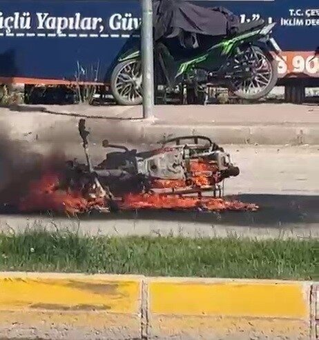 Adıyaman’da trafik ışıklarında bekleyen bir motosiklet alev alarak yandı. Edinilen