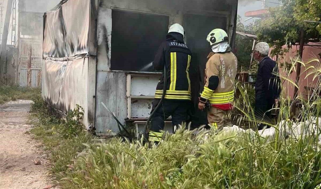 Hatay’da depremzede aile tarafından kullanılan konteyner, çıkan yangında kullanılamaz hale