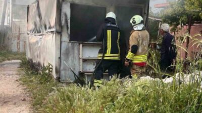 Hatay’da depremzede aile tarafından kullanılan konteyner, çıkan yangında kullanılamaz hale