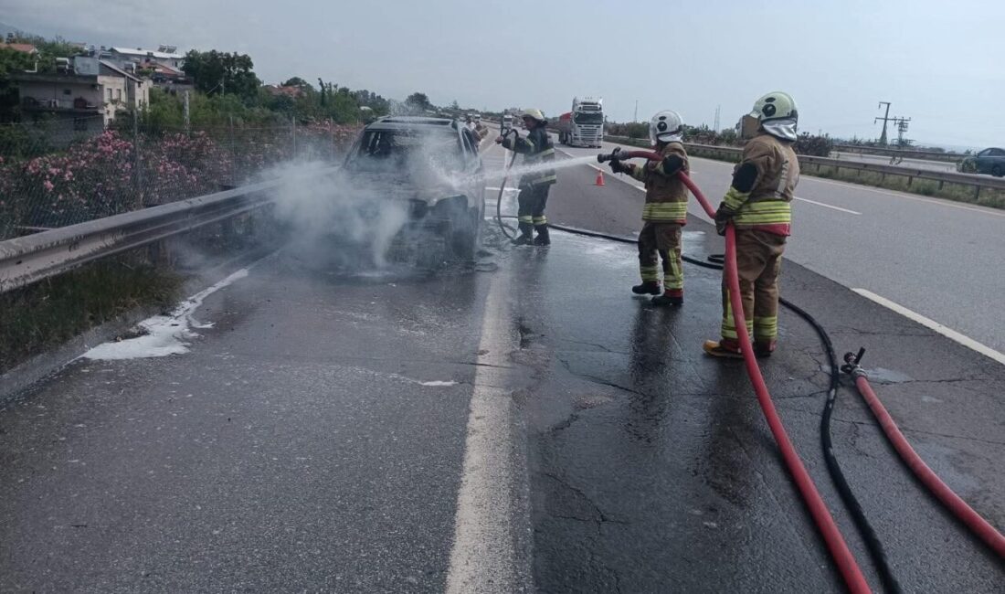 Hatay’ın Dörtyol ilçesinde seyir halindeyken alevlere teslim olan otomobil kullanılamaz