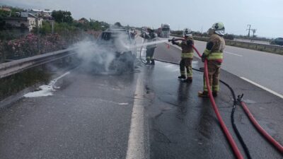 Hatay’ın Dörtyol ilçesinde seyir halindeyken alevlere teslim olan otomobil kullanılamaz