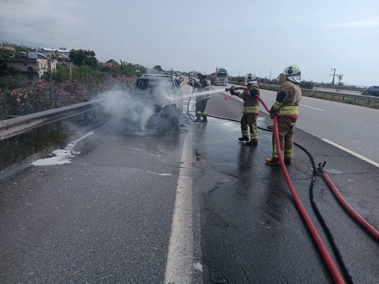 Hatay’ın Dörtyol ilçesinde seyir halindeyken alevlere teslim olan otomobil kullanılamaz