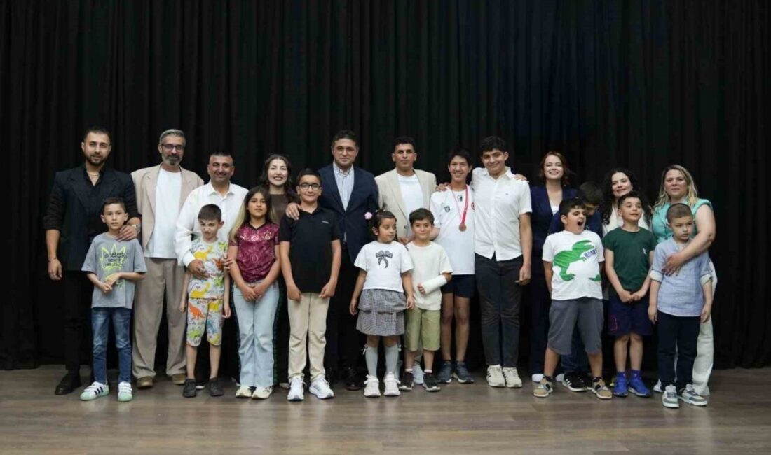 Aliağa’da faaliyetlerine başlayan Otizmli Çocuklar Gelişim ve Dayanışma Derneği’nin açılış