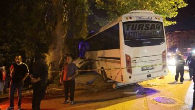 Hatay’ın Defne ilçesinde alkollü sürücünün kullandığı minibüs, karşı şeride geçerek