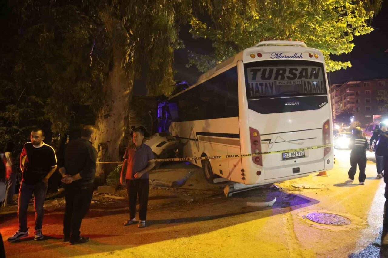 Hatay’ın Defne ilçesinde alkollü sürücünün kullandığı minibüs, karşı şeride geçerek