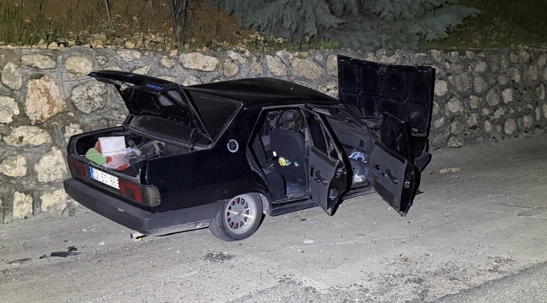 Adıyaman’da, alkollü sürücünün kullandığı otomobilin ters şeride girerek İstinat duvarına