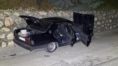 Adıyaman’da, alkollü sürücünün kullandığı otomobilin ters şeride girerek İstinat duvarına