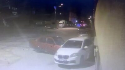 Eskişehir’de drift yaparak ara sokaktan çıkan Tofaş marka aracın park