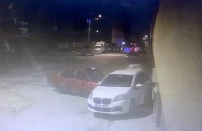 Eskişehir’de drift yaparak ara sokaktan çıkan Tofaş marka aracın park