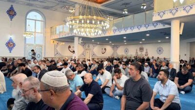 Almanya’nın Brühl kentinde yaşayan Müslümanlar, Kurban Bayramı namazı için sabahın