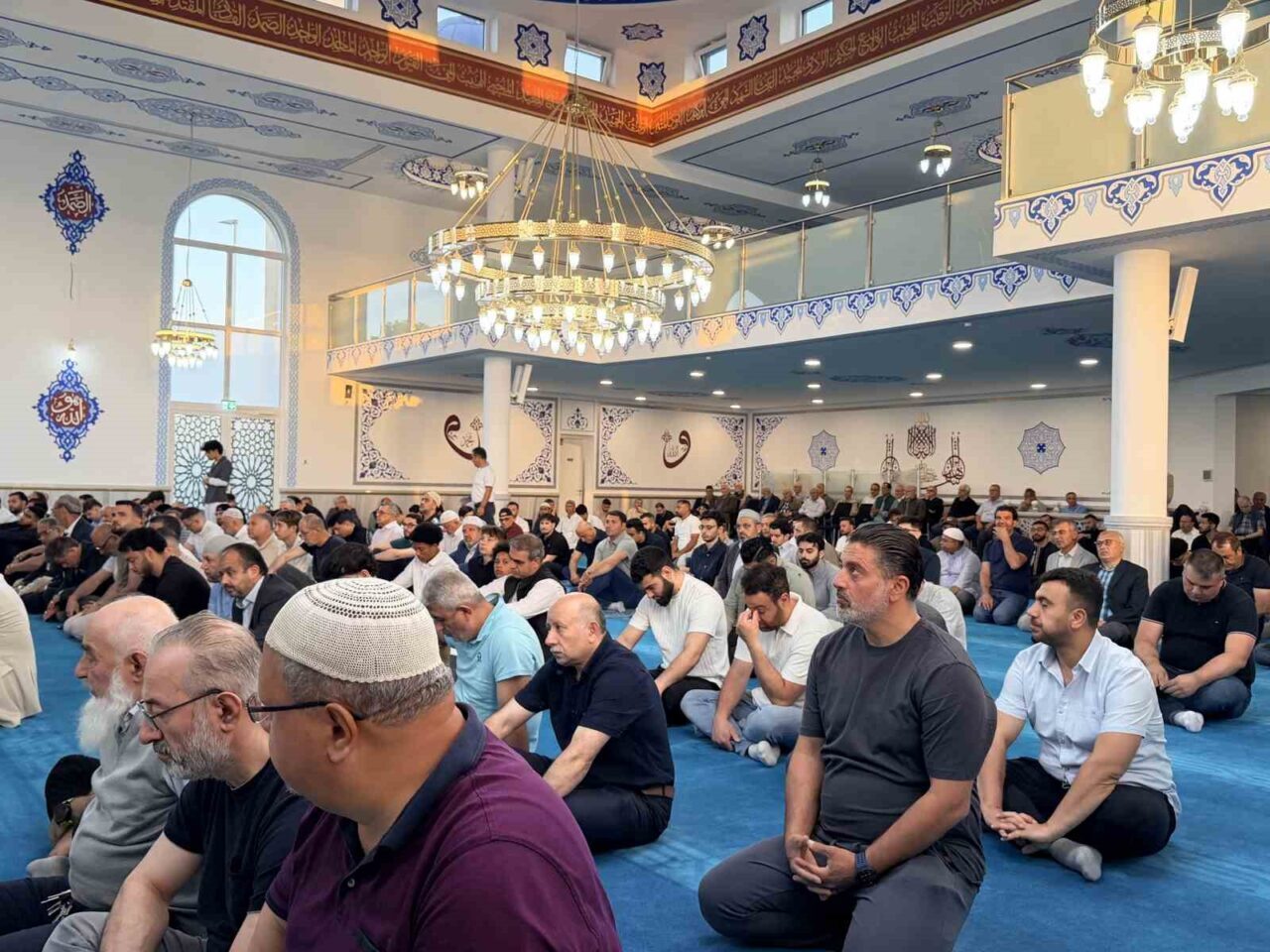Almanya’nın Brühl kentinde yaşayan Müslümanlar, Kurban Bayramı namazı için sabahın