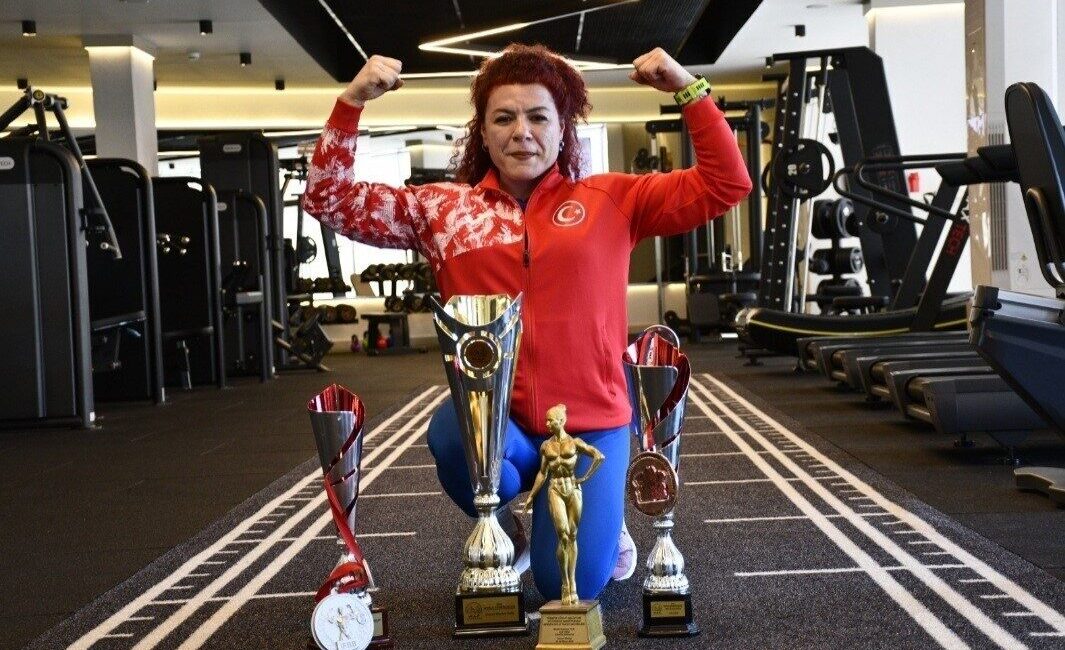 Aydın’ın Kuşadası ilçesinde yaşayan fitness eğitmeni ve vücut geliştirme sporcusu