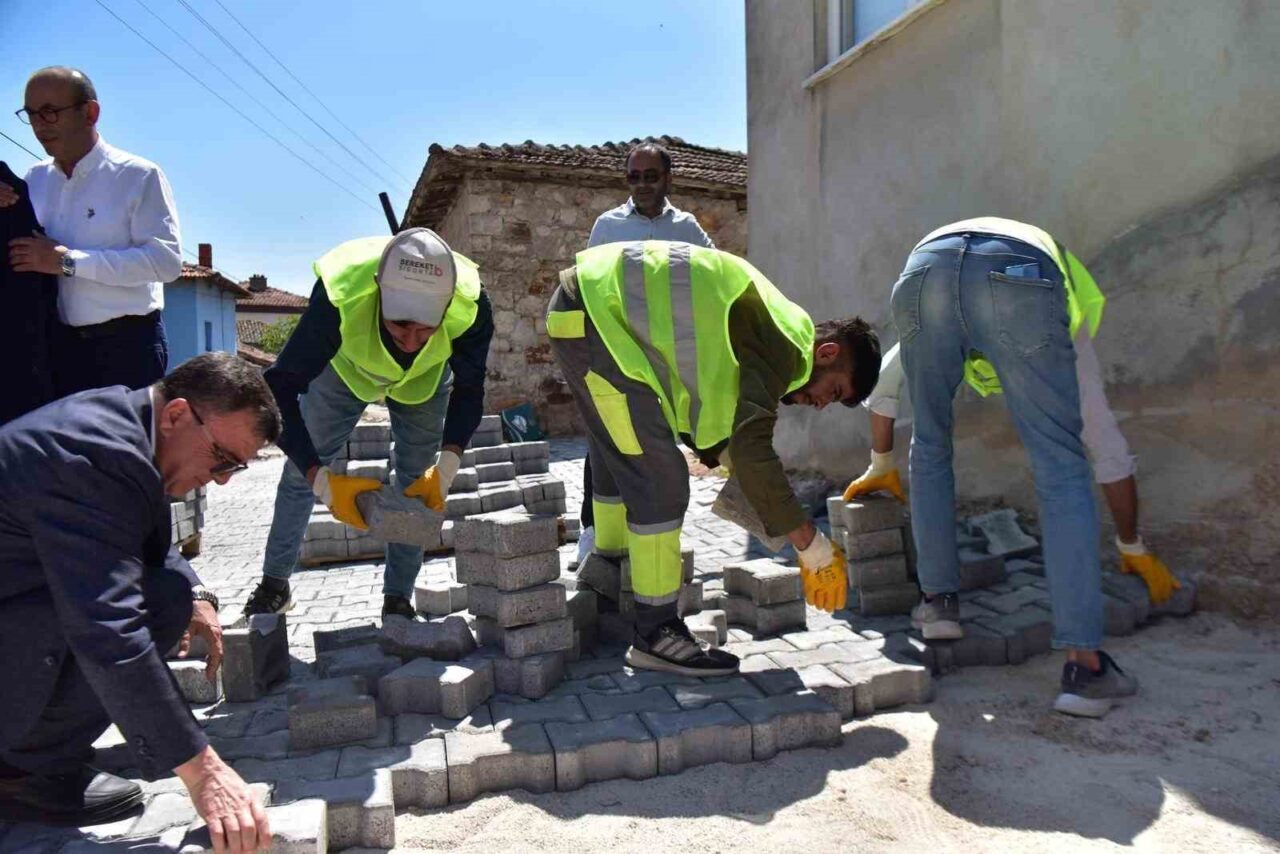 Altıeylül Belediyesi Fen İşleri Müdürlüğü ekipleri, ilçe genelinde üst yapı