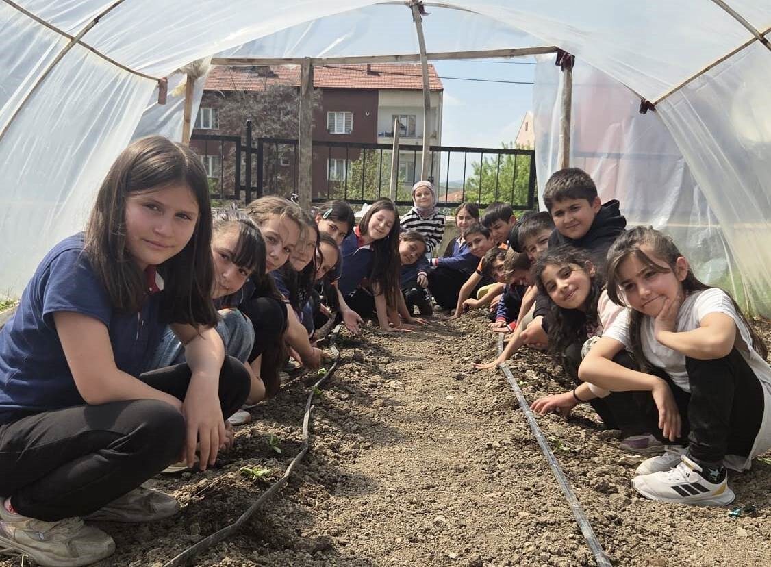 Kütahya’nın Altıntaş ilçesi Zafer İlkokulu öğrencileri, “Ekolojik Tarım ve Biyoçeşitlilik”