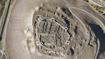 Altıntepe Kalesi, barındırdığı Urartu dönemi kalıntıları ve çok katmanlı tarihî