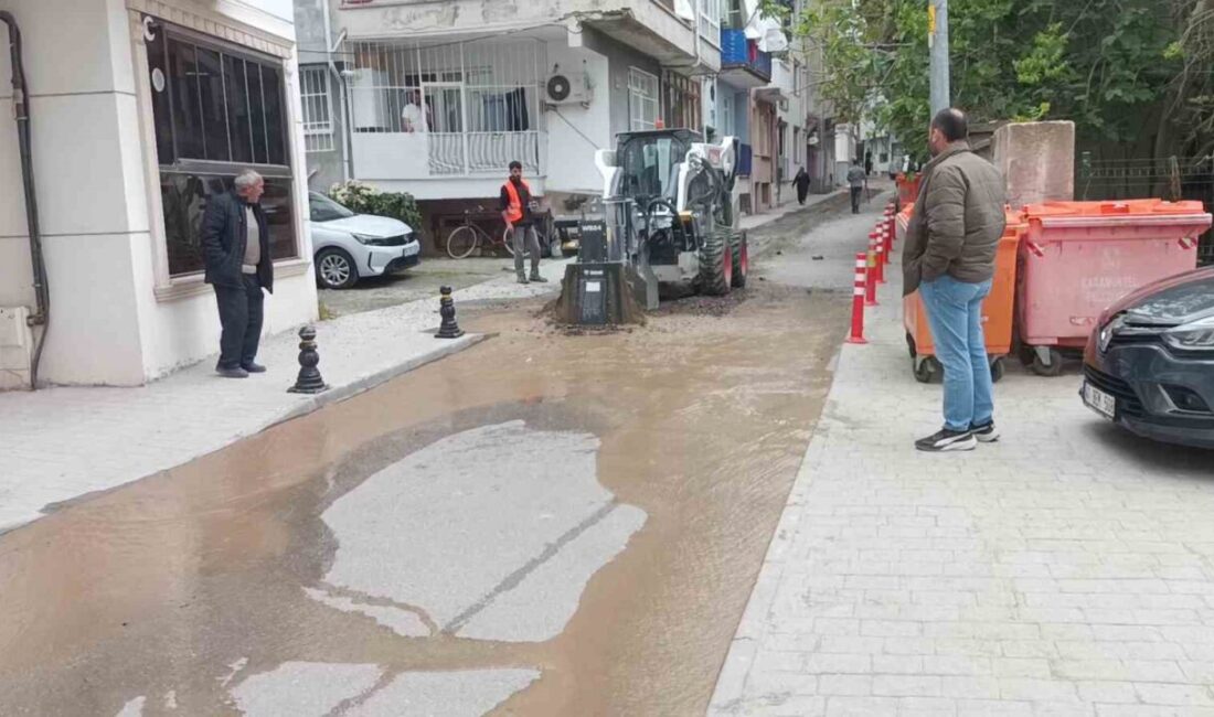 Kocaeli’nin Karamürsel ilçesinde yürütülen altyapı çalışmaları sırasında iş makinesi ana