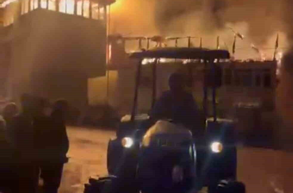 Bartın’ın Amasra ilçesinde bir evde çıkan yangın, köy konağı ve