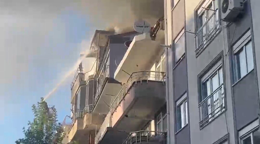 Bartın’ın Amasra ilçesinde bir evin çatısından çıkan yangın paniğe neden