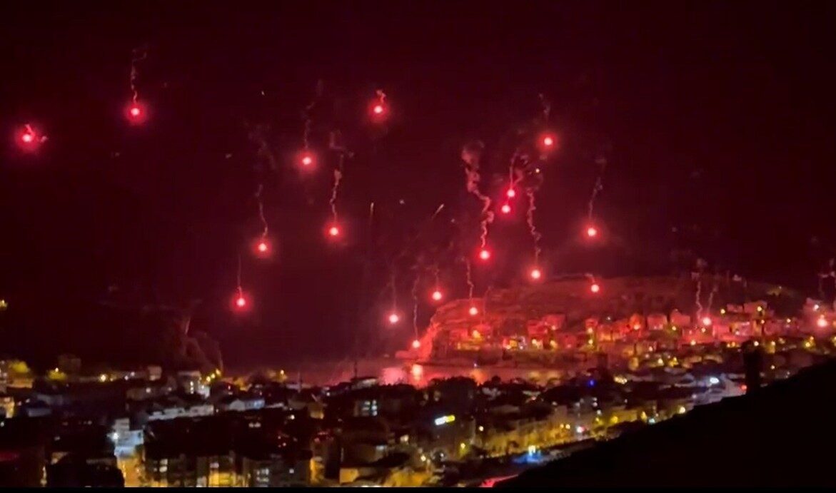 Bartın’ın Amasra ilçesinde Galatasaray’ın şampiyonluğu atılan iz fişekleri ile kutlandı.