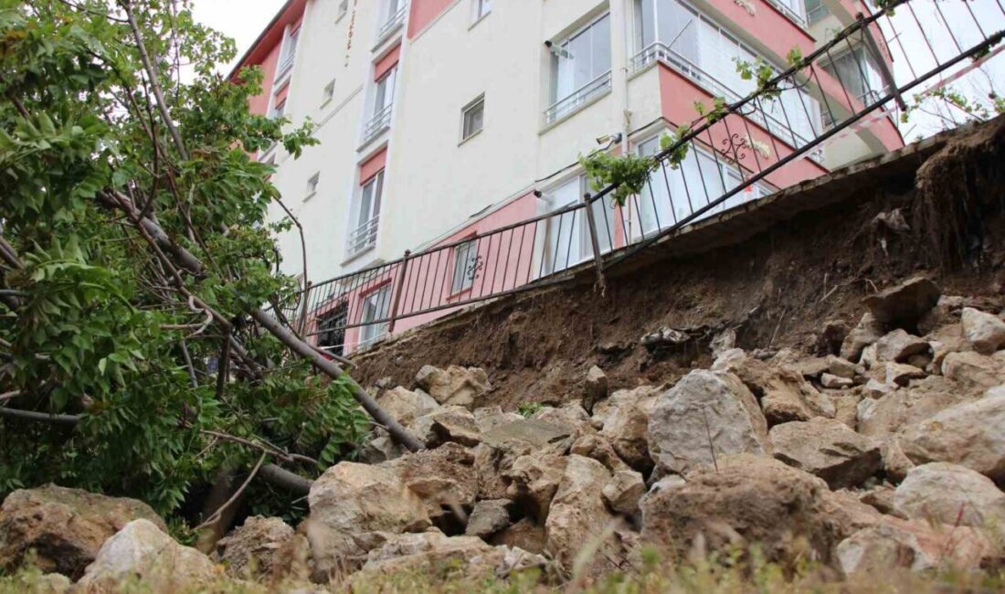 Amasya’da bir binanın istinat duvarı çöktü. İki gündür yağışların etkili