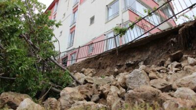 Amasya’da bir binanın istinat duvarı çöktü. İki gündür yağışların etkili