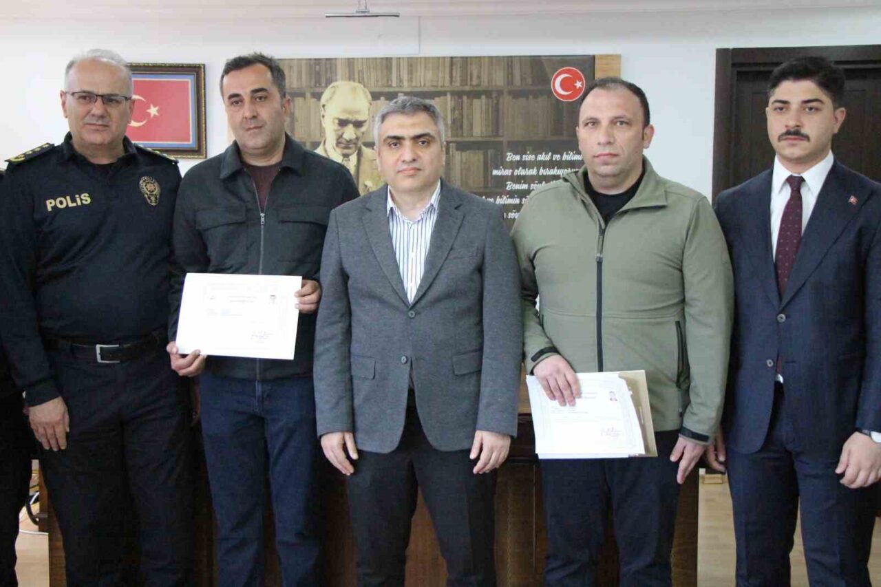 Amasya’da boğazına ekmek parçası kaçması üzerine fenalaşmasıyla aracından inip yanlarına