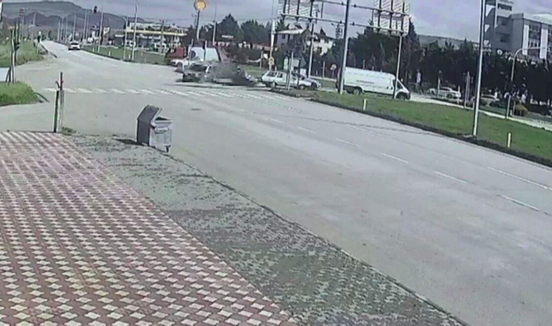Amasya’nın Suluova ilçesinde kavşakta iki araç çarpıştı. Kaza anı çevredeki