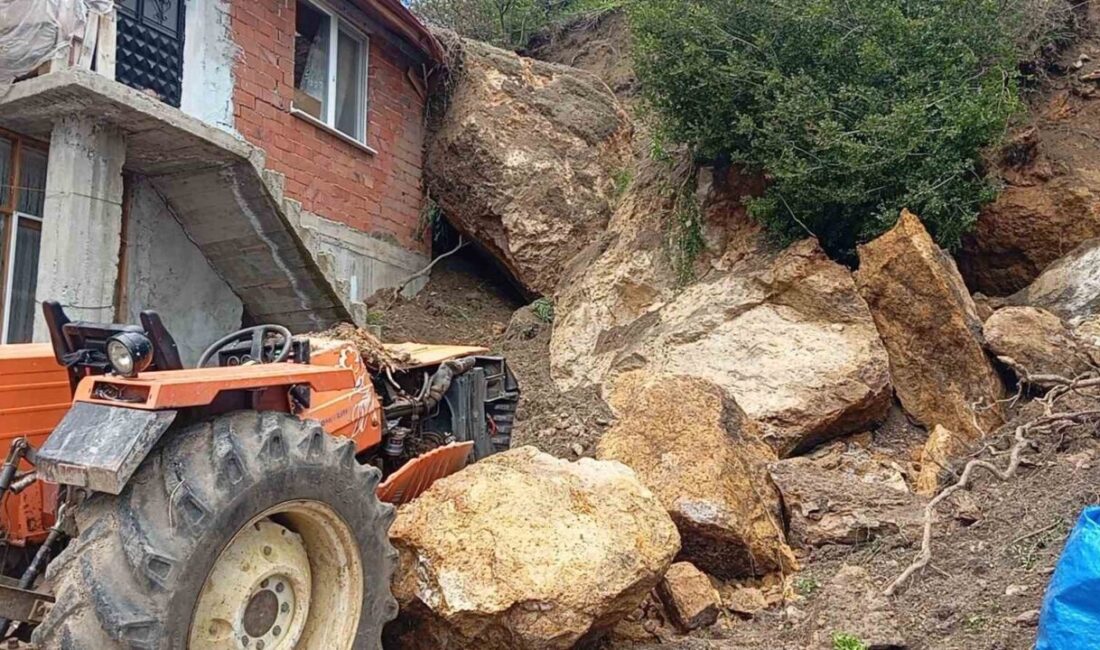 Amasya’da heyelanda kopan kaya parçaları, ev ve traktörün üstüne düştü.