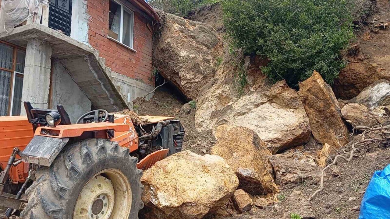 Amasya’da heyelanda kopan kaya parçaları, ev ve traktörün üstüne düştü.