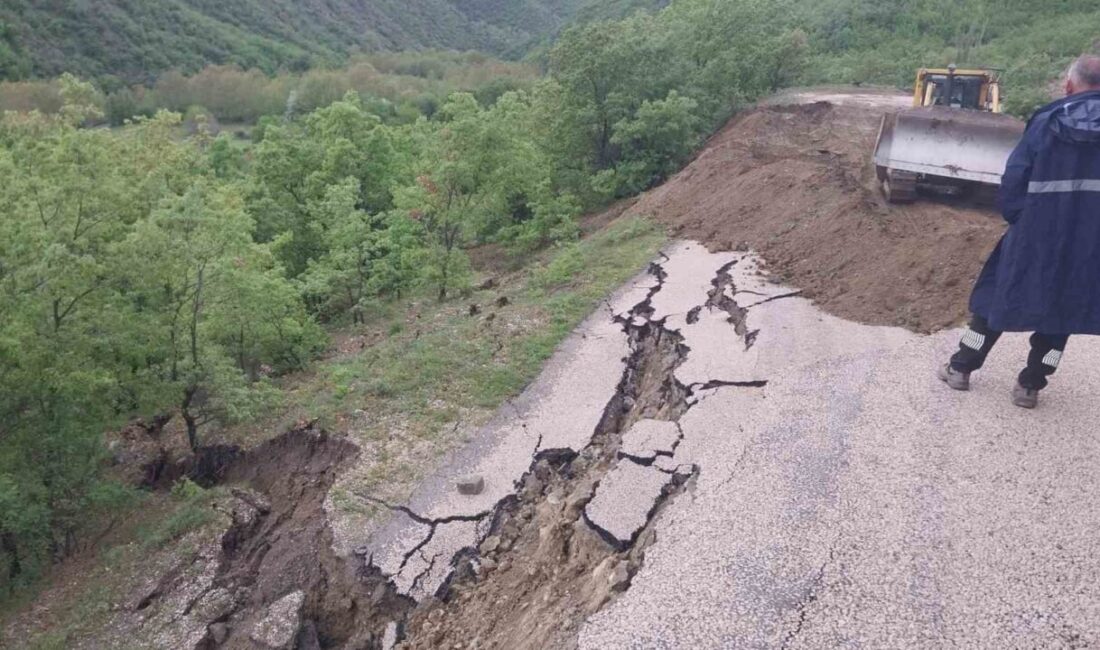 Amasya’da bir köy yolunda yağışlar sonrası heyelan meydana geldi. Yolun
