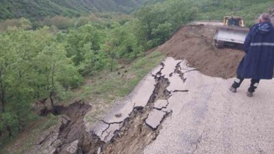 Amasya’da bir köy yolunda yağışlar sonrası heyelan meydana geldi. Yolun