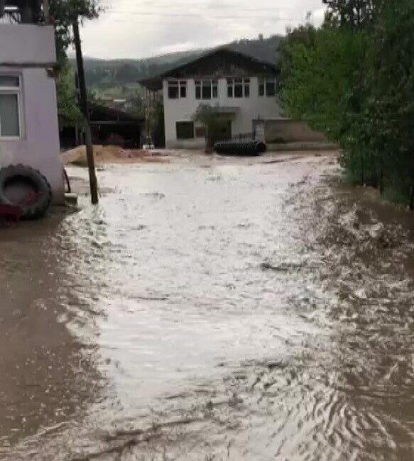 Amasya’nın Göynücek ilçesine bağlı Karaşar köyünde etkili olan şiddetli yağmurda