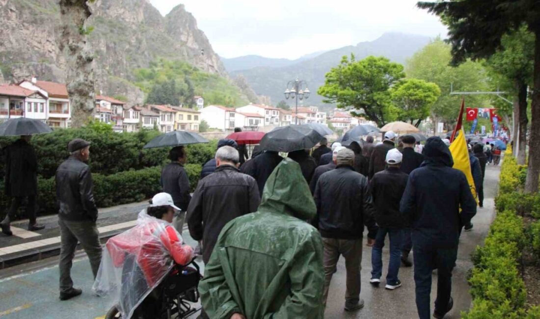 Amasya’da 1 Mayıs Emek ve Dayanışma Günü yürüyüşü yağmur altında