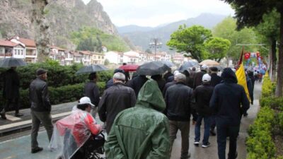 Amasya’da 1 Mayıs Emek ve Dayanışma Günü yürüyüşü yağmur altında