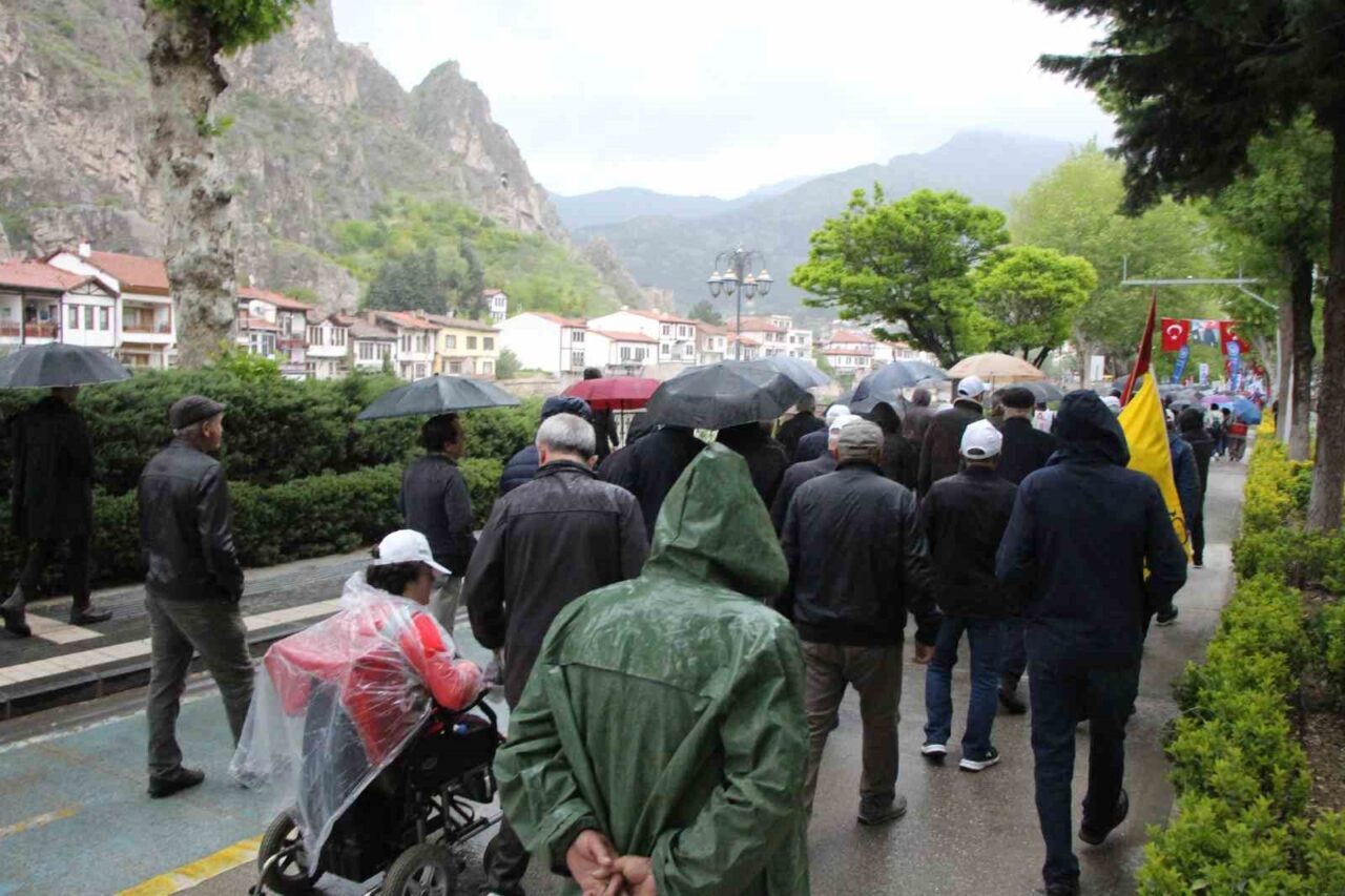 Amasya’da 1 Mayıs Emek ve Dayanışma Günü yürüyüşü yağmur altında