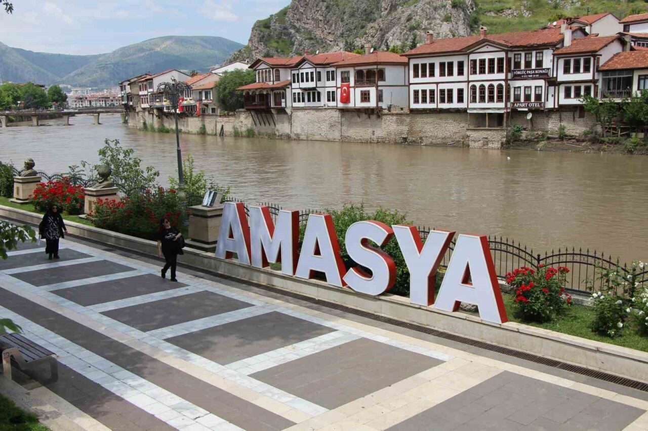 Amasya’da bir hafta önce taşkınların yaşandığı Yeşilırmak Nehri’nde saniyede geçen