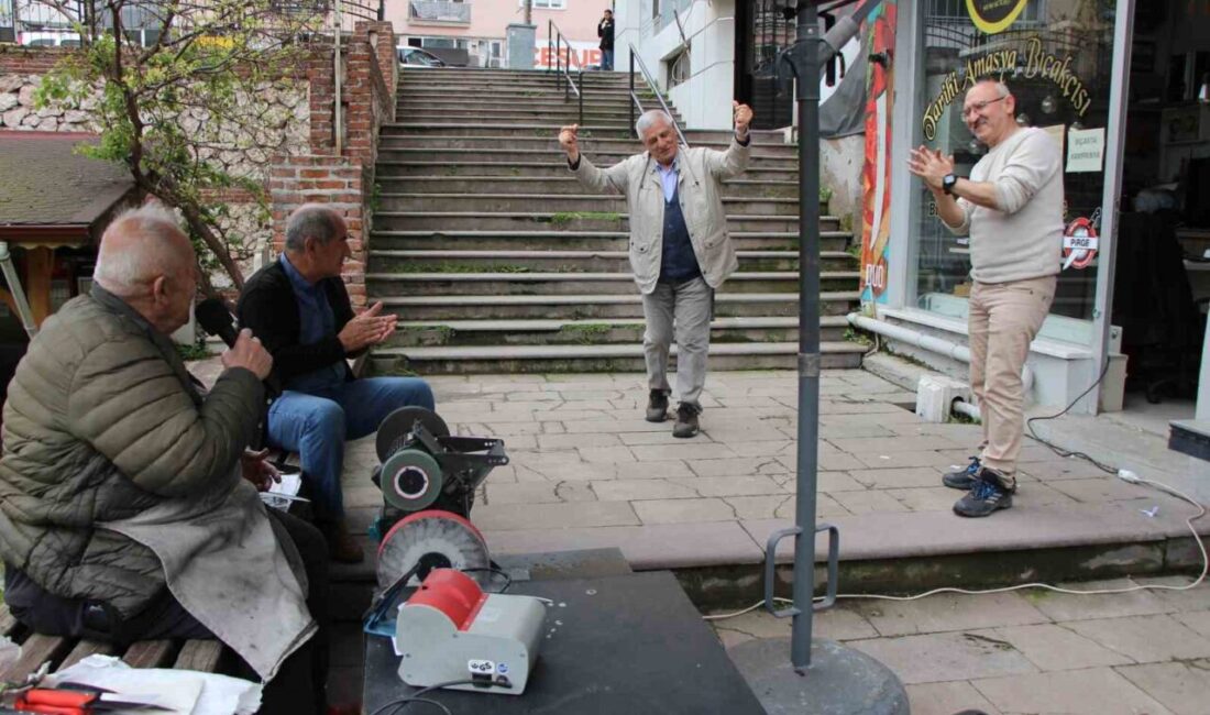 Amasya’nın ’Minik Kuş’ lakaplı müzisyen bıçakçısı Nurettin Karademir, eğlenceli şarkılar