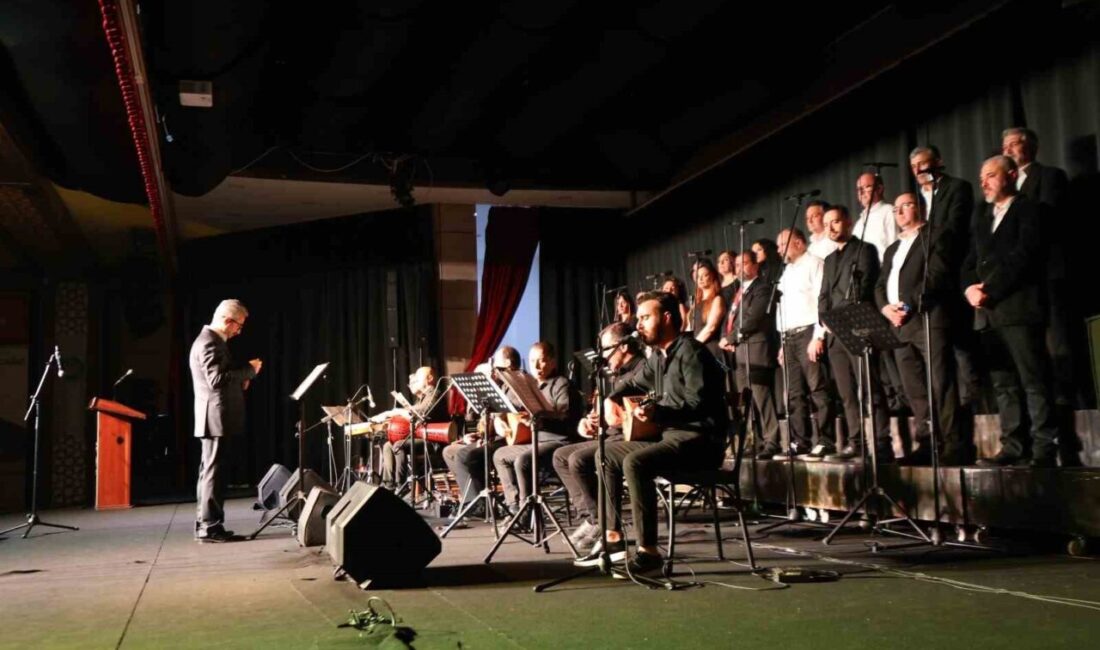 Yunusemre Belediyesi tarafından düzenlenen Anadolu Türküleri konserinde sahne alan Türk
