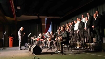 Yunusemre Belediyesi tarafından düzenlenen Anadolu Türküleri konserinde sahne alan Türk
